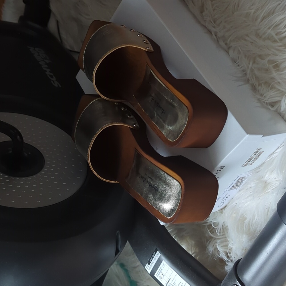 Ladies Clogs. - Picture 4 of 4